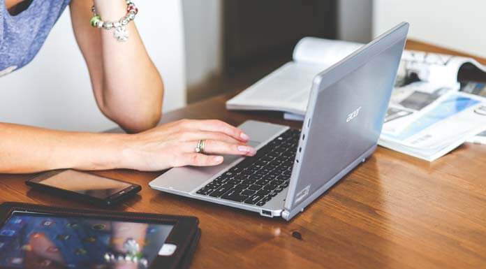 Mujer aprendiendo a jugar al póker online