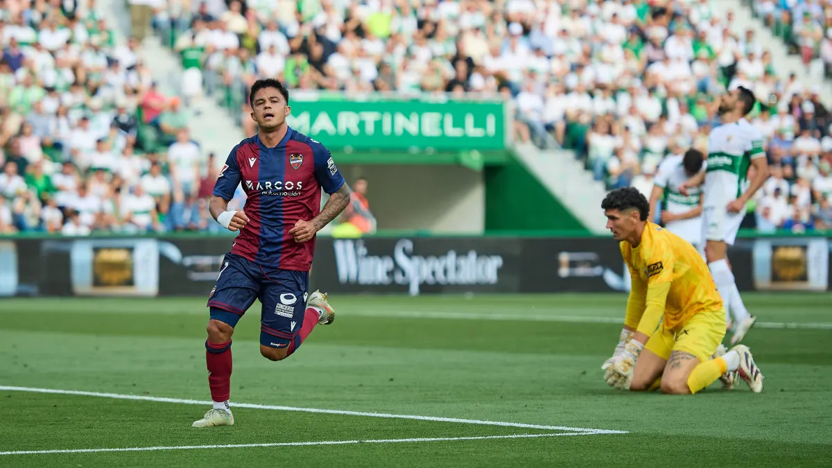 Roger Brugué tras hacer uno de los goles en el Elche vs Levante de LaLiga Hypermotion