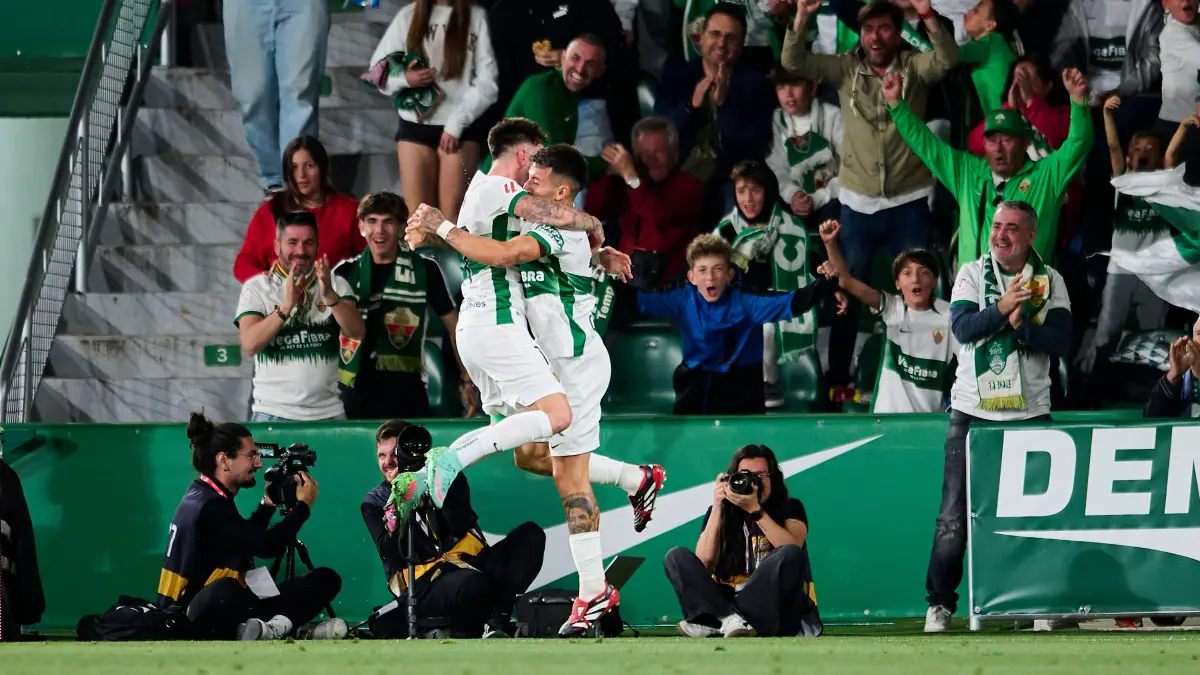josan celebrando un gol del elche ante el racing de ferrol en la liga hyperomotion