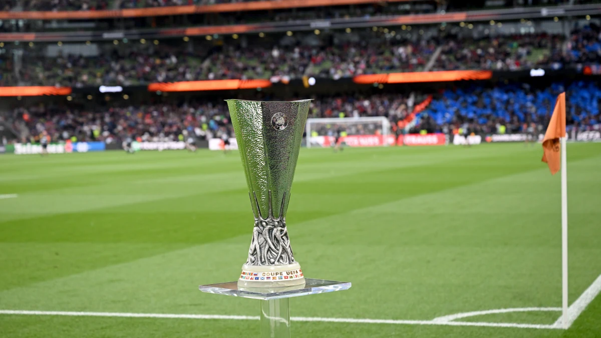 Trofeo de la Europa League en la última final entre Atalanta y Bayer Leverkusen