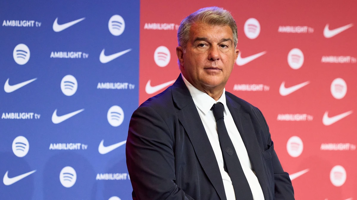 joan laporta en la presentación de hansi flick como entrenador del fc barcelona