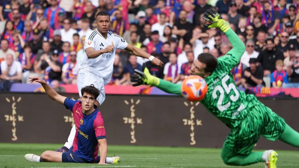 Mbappé en uno de sus goles en el último clásico ante el FC Barcelona