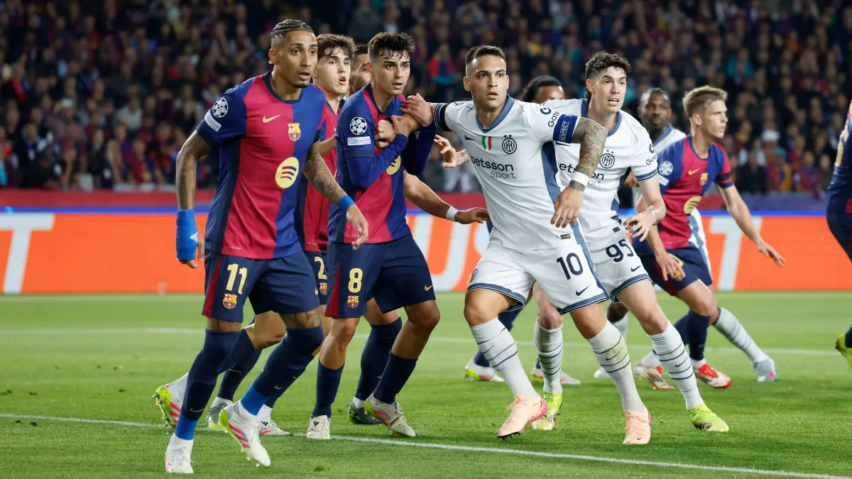 Jugadores de Barcelona e Inter en un lance de la ida de Champions