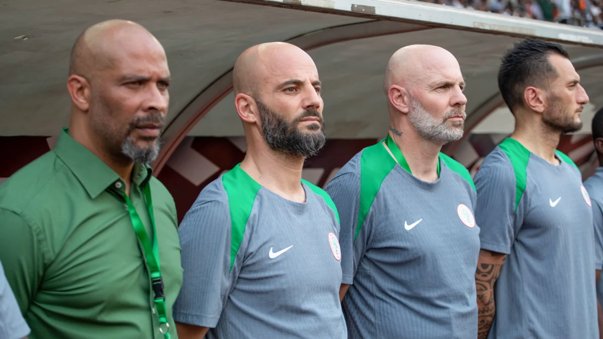 Chelle, seleccionador de Nigeria, junto a su cuerpo técnico.