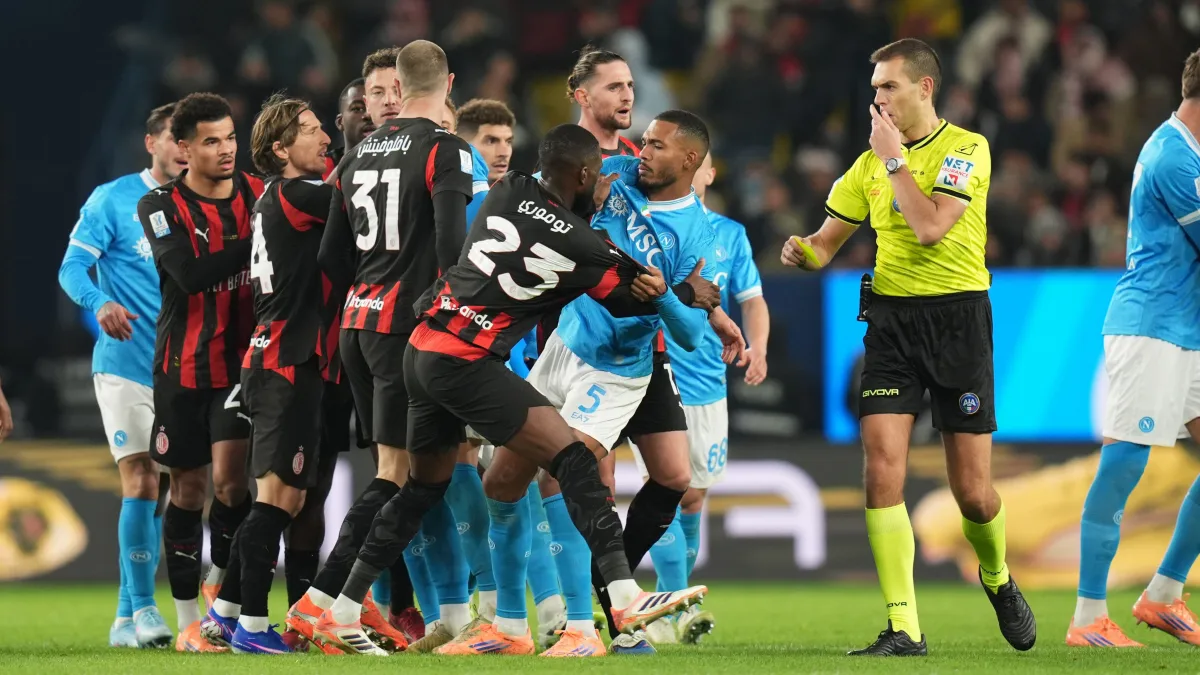 Jugadores de Napoli y Milan en una de las trifulcas del partido.