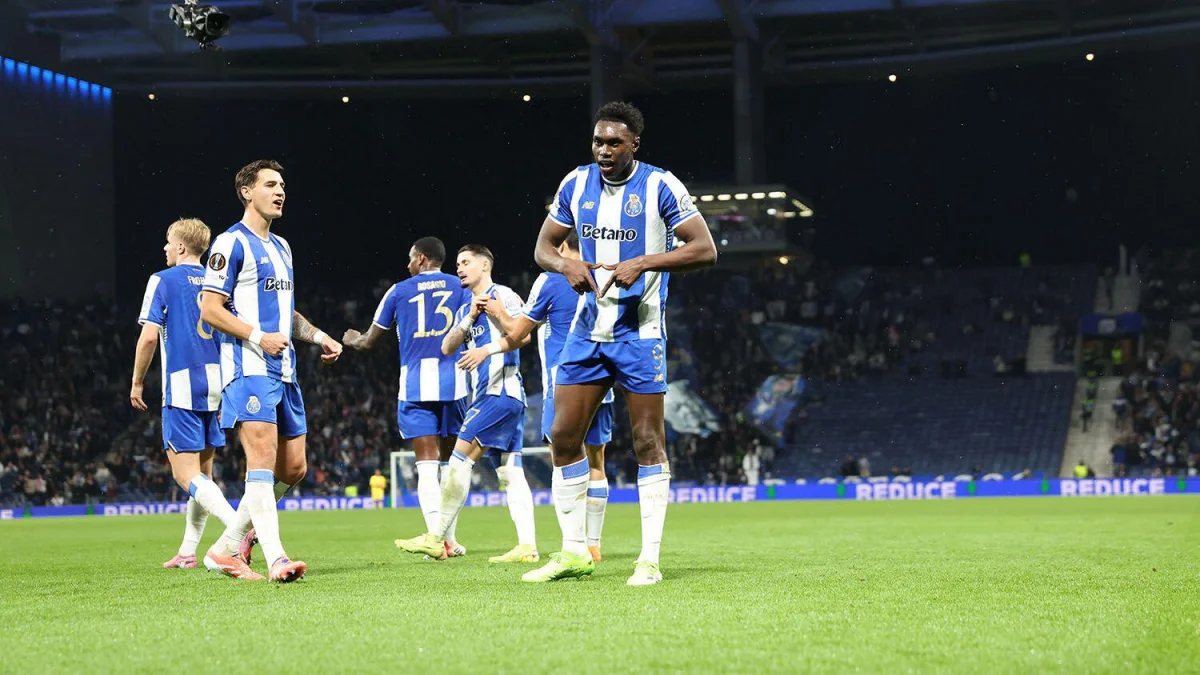 El Tottenham va con todo por Samu Aghehowa 