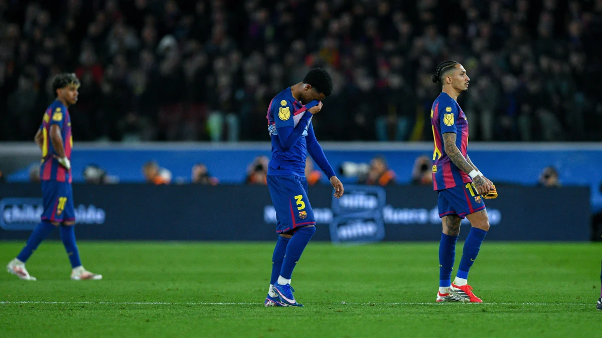 Alejandro Balde tras caer lesionado con el Barça. Alamy