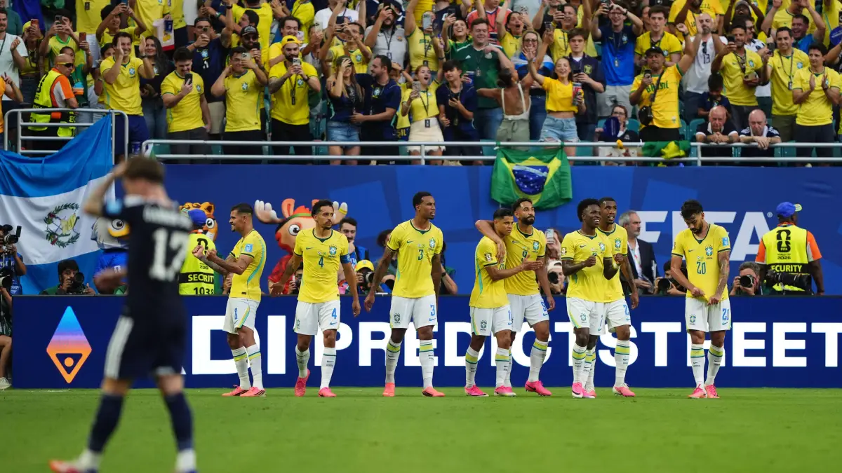 Jugadores de Brasil celebrando un gol.
