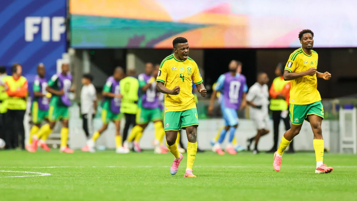 Mokoena celebrando un gol con Sudáfrica en el Mundial.