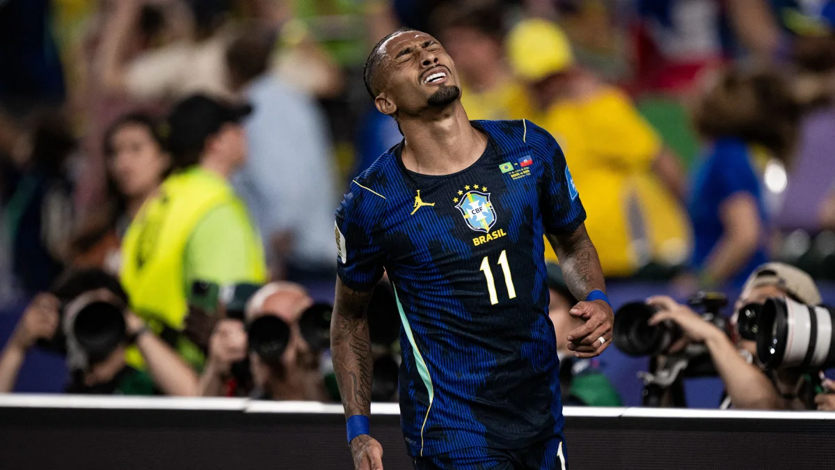 Raphinha lamentándose de una ocasión con Brasil.