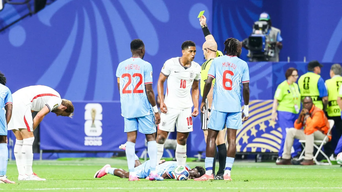 Bellingham recibiendo una amarilla en el Mundial.