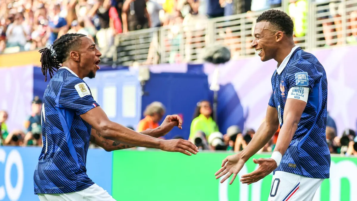 Michael Olise y Kylian Mbappé con Francia.