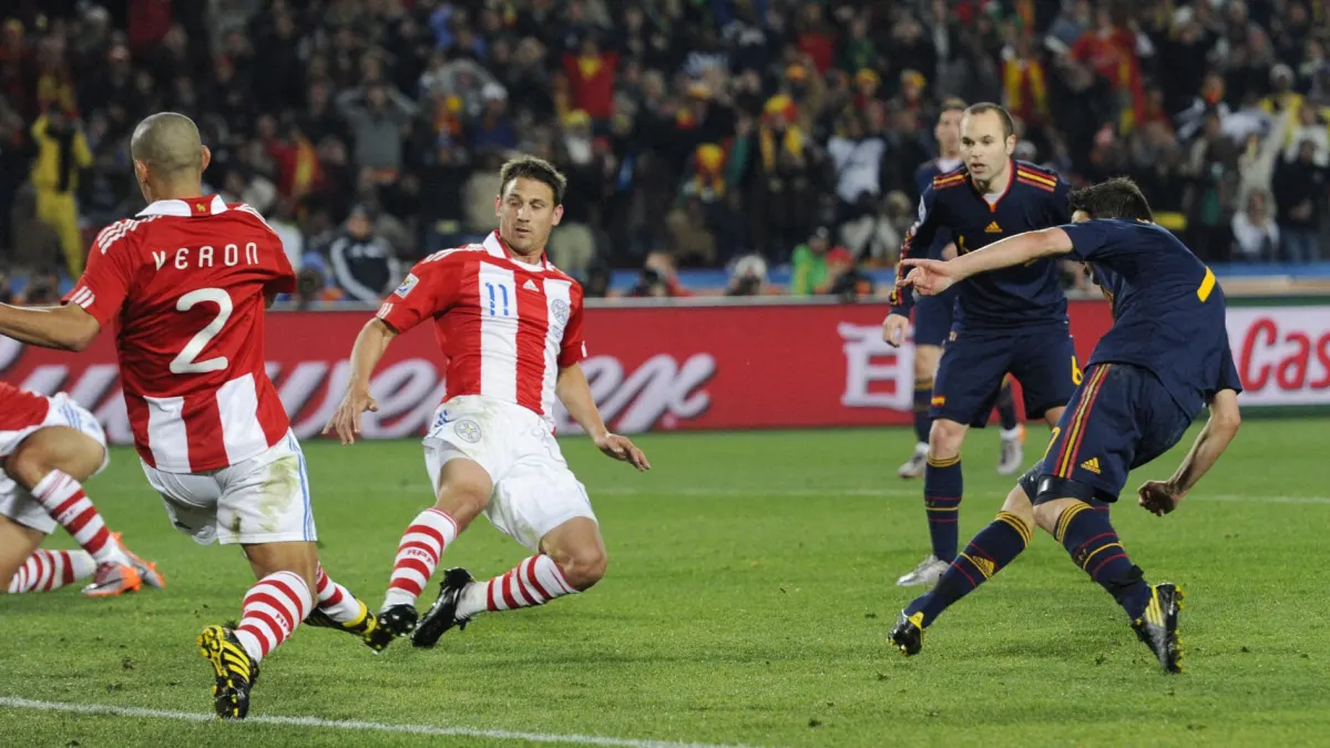 Villa haciendo el gol de España en cuartos del Mundial 2010.
