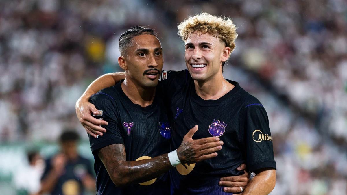 Raphinha y Fermín celebrando un gol del Barcelona.