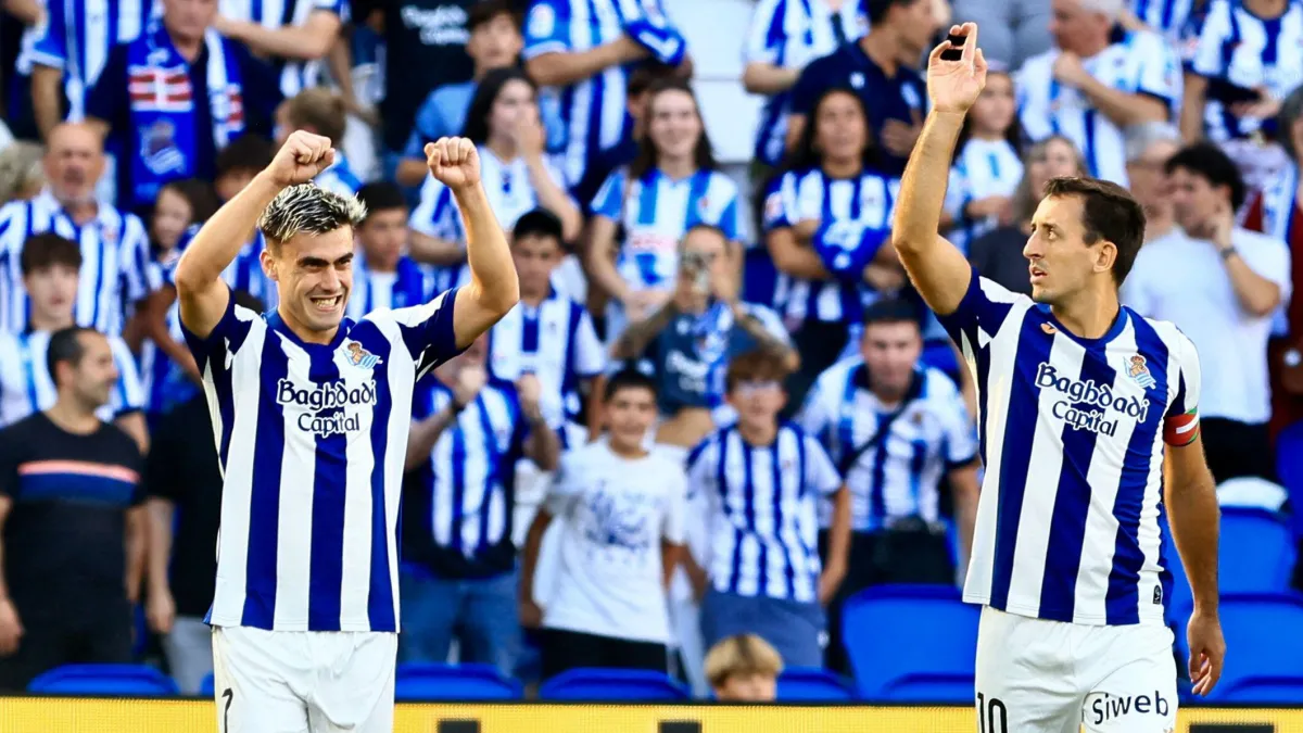 Barrenetxea y Oyarzabal celebrando un gol de la Real Sociedad.